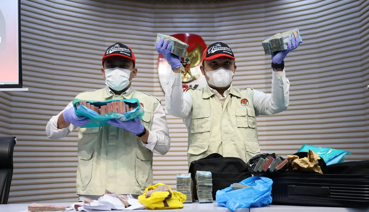 Penyidik Komisi Pemberantasan Korupsi menunjukkan sejumlah barang bukti hasil Operasi Tangkap Tangan (OTT) dugaan tindak pidana korupsi suap ijon proyek di lingkungan Pemerintah Kabupaten Rejang Lebong Provinsi Bengkulu tahun 2025-2026. Tampak dalam foto, Penyidik Komisi Pemberantasan Korupsi (KPK) memperlihatkan barang bukti Operasi Tangkap Tangan (OTT) dugaan tindak pidana korupsi suap ijon proyek di lingkungan Pemerintah Kabupaten Rejang Lebong Provinsi Bengkulu tahun 2025-2026 di Gedung Merah Putih KPK, Jakarta, Rabu (11/3/2026). (merdeka.com/Arie Basuki)