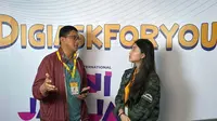 Direktur Utama Askrindo, Priyastomo (kiri) memberikan literasi Asuransi Digital kepada pengunjung tentang kemudahan membeli asuransi melalui aplikasi digiAsk di booth digiAsk by Askrindo di BNI Java Jazz Festival 2023, JIEXPO Kemayoran, Jakarta (Liputan6.com)