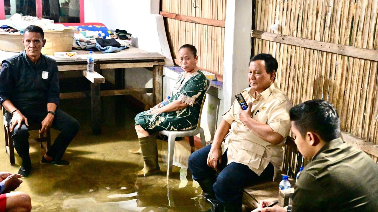 Presiden Prabowo Subianto mengunjungi masyarakat terdampak banjir di Babelan, Kabupaten Bekasi, Jawa Barat, pada Sabtu, 8 Maret 2025. (Foto: Rusman - Biro Pers Sekretariat Presiden)