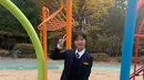 Kim Ji Won dengan tampilannya mengenakan seragam SMA. Di sini, ia tampil super manis dan awet muda dengan rambut berponi. [Foto: Instagram/geewonii]