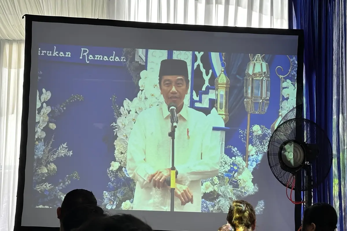 Presiden Jokowi menyinggung soal Piala Dunia U-20 yang gagal digelar di Indonesia saat berada di Kantor DPP PAN, Pancoran, Jakarta Selatan,