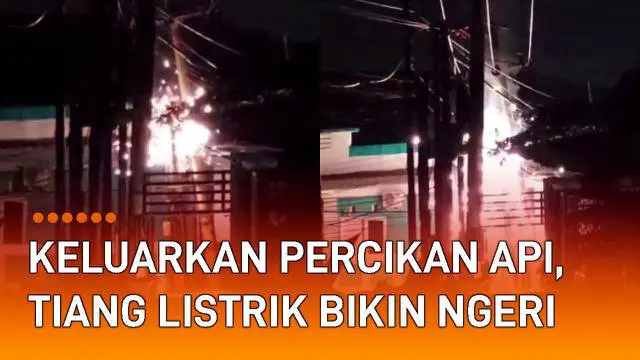 Sebuah tiang listrik muncul percikan api pada malam hari mengundang perhatian.