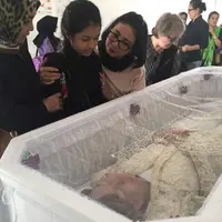 Anak, menangis di samping peti jenazah Yana Zein, sang bunda. (Fathan Rangkuti/Bintang.com)