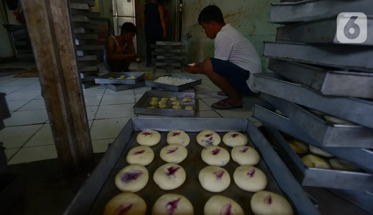 Adonan roti terlihat di industri rumahan Lengansari, Duren Sawit, Jakarta, Rabu (26/8/2020). Industri rumahan tersebut mampu memproduksi 3.000 roti per hari dengan harga jual Rp. 2.000 per buah. (merdeka.com/Imam Buhori)