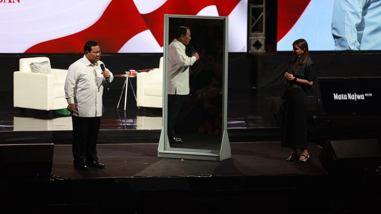 Calon presiden dari Partai Gerindra Prabowo Subianto enggan bercermin saat diminta Najwa Shihab di acara Mata Najwa on Stage "3 Bacapres Bicara Gagasan" di Graha Sabha Pramana, Universitas Gadjah Mada, Yogyakarta, Selasa (20/9/2023).