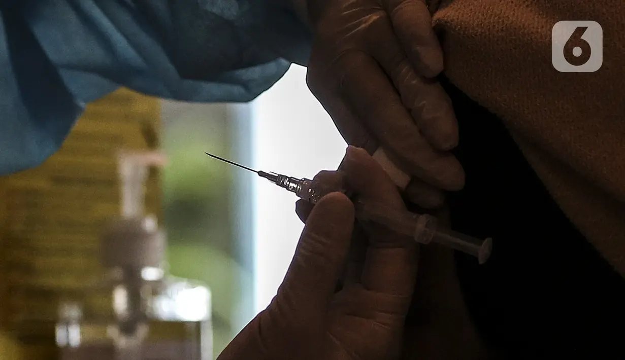 Vaksinator menyiapkan vaksin AstraZeneca untuk disuntikkan kepada warga saat peresmian Sentra Vaksinasi COVID-19 di RS St. Carolus, Jakarta, Senin (14/6/2021). Sentra vaksinasi ini akan beroperasi selama tiga bulan hingga tanggal 26 September 2021. (Liputan6.com/Johan Tallo)