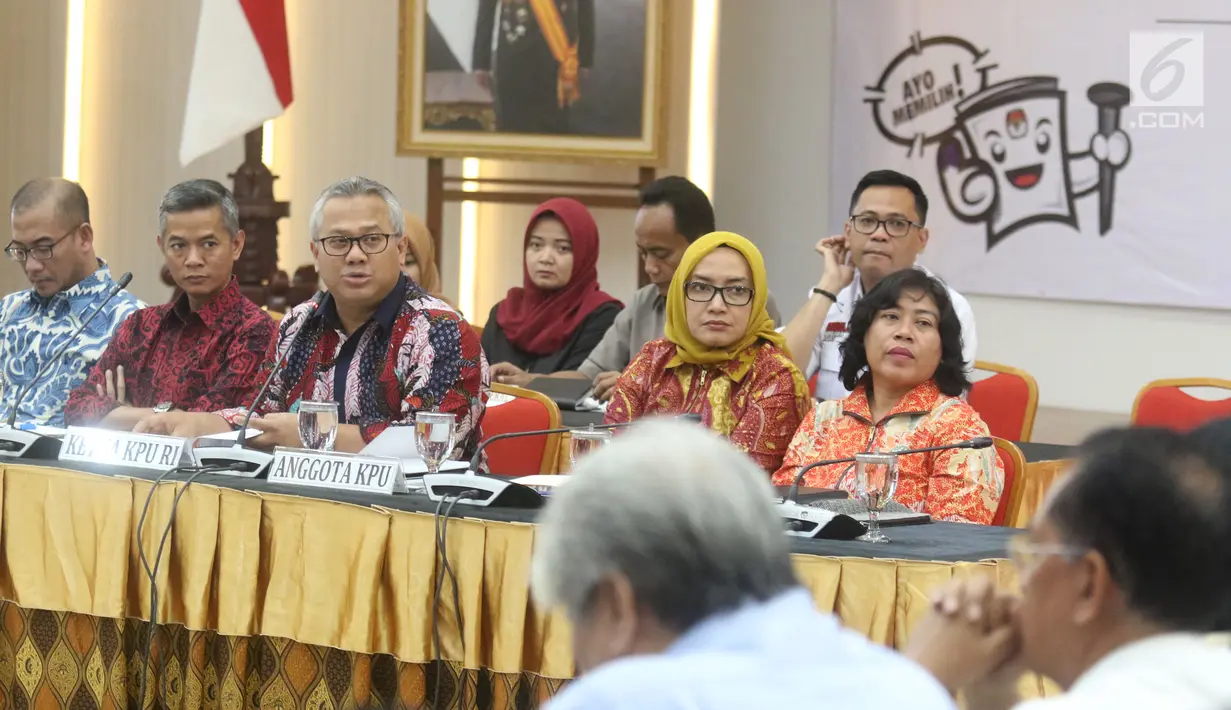 Ketua KPU RI, Arief Budiman (ketiga kiri) memimpin pengundian dan penetapan penyiaran debat pasangan Calon Presiden dan Wakil Presiden Pemilu 2019 di Jakarta, Rabu (26/12). Lima sesi debat akan dilaksanakan di Jakarta. (Liputan6.com/Helmi Fithriansyah)