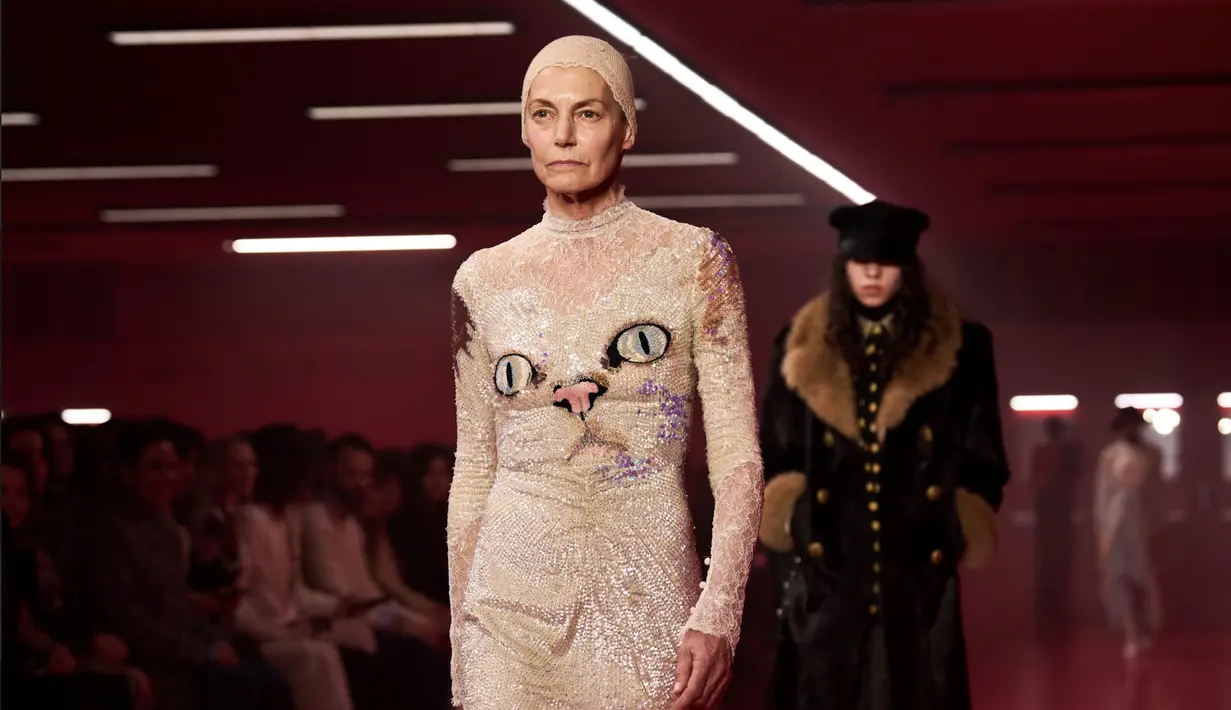Debut Michele untuk Valentino ini mendapat sambutan yang hangat dari para kritikus mode dan penggemar. (Foto: Valentino)