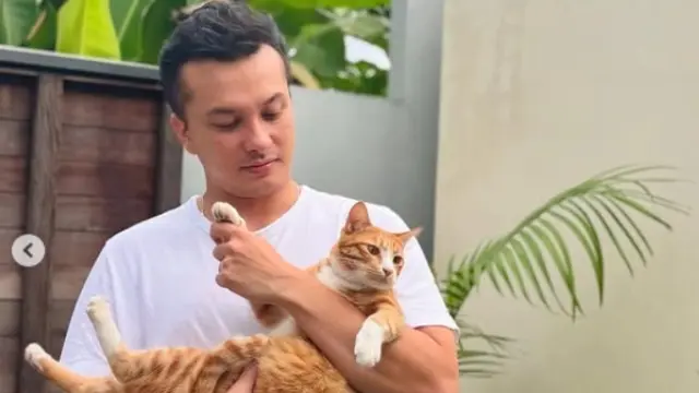 Gaya Simpel Nicholas Saputra Saat Gendong Kucing Oyen yang Sukses Bikin Fans Gemas