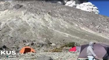 Setibanya di base camp pendakian Bara Meru, para pendaki diistirahatkan untuk memulihkan kondisi mereka yang syok.