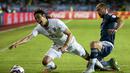 Duel Pablo Zabaleta (kanan) asal Argentina dengan Edinson Cavani. (EPA/Paolo Aguilar)