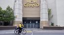Petugas keamanan berpatroli melewati kasino hotel MGM Grand yang tutup akibat virus corona COVID-19 di Las Vegas, Amerika Serikat, Rabu (18/3/2020). Penutupan tempat hiburan di Las Vegas akan berlangsung selama 30 hari. (AP Photo/David Becker)