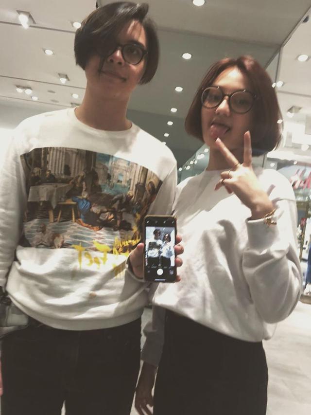 6 Potret Beda Gaya Pacaran Zoe dan Laura Jackson, Kakak Adik yang Curi Perhatian