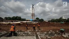 Pekerja menyelesaikan proyek revitalisasi Lapangan Banteng, Jakarta, Senin (4/12). Pemprov DKI Jakarta merevitalisasi Taman dan Lapangan Banteng dengan anggaran mencapai 60 miliar rupiah dari CSR yang terbagi dalam tiga zona. (Liputan6.com/Faizal Fanani)