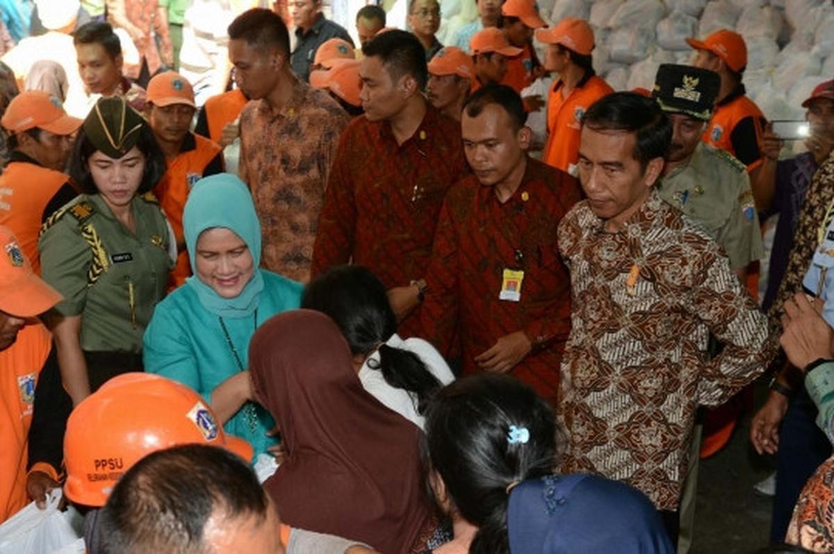 Presiden Jokowi bagi-bagi sembako di Kedoya