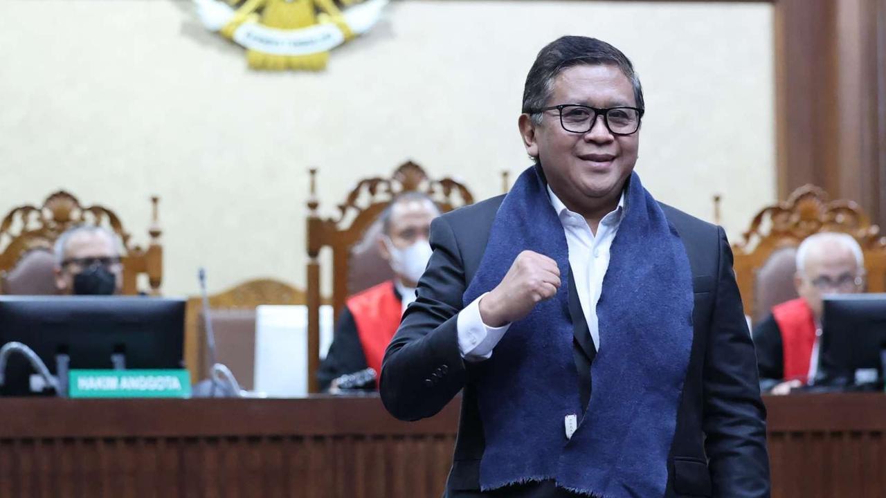FOTO: Momen Sekjen PDIP Hasto Kristiyanto Jalani Sidang Perdana: Pamer Senyum, Kepalan Tangan dan Diiringi Teriakan Merdeka