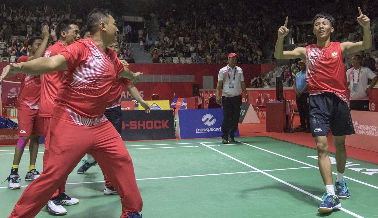 Ekspresi Official Timnas Bulutangkis Indonesia usai Deva Anrimusthi pastikan emas pertama untuk Indonesia di Asian Paragames 2018  di Istora Senayan, Minggu (7/10/2018).  (Bola.com/Peksi Cahyo)