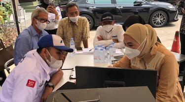 Deputi Kemenko Perekonomian Tinjau Langsung Pendaftaran Subsidi BBM Tepat Sasaran di Bandung. (Dok Pertamina)