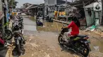 Aktivitas warga RT 012/RW 022 Muara Angke, Pluit, Penjaringan, Jakarta Utara, Rabu (30/10/2019). Warga menolak penggusuran permukiman mereka yang akan dibangun Jakarta sewerage system (JSS) atau instalasi pengelolaan air limbah (IPAL) di dekat Waduk Muara Angke. (Liputan6.com/Faizal Fanani)