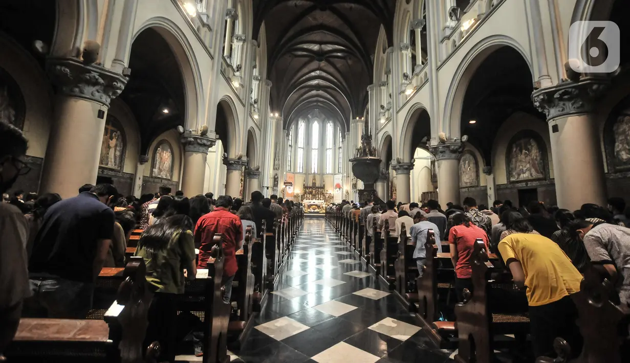 Suasana misa Kenaikan Isa Almasih di Gereja Katedral, Jakarta Pusat, Kamis (26/5/2022). Sebanyak 1.300-1.400 bangku disiapkan untuk ibadah misa kali ini yang diikuti semua kalangan usia dengan tetap menerapkan protokol kesehatan. (merdeka.com/Iqbal S Nugroho)