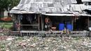 Aktivitas warga di pinggiran Kali Pisang Batu yang dipenuhi sampah, Tarumajaya, Bekasi, Jawa Barat, Rabu (9/1). Warga tetap melakukan aktivitas meski bau tak sedap menghantui mereka akibat tumpukan sampah di kali tersebut. (Merdeka.com/Iqbal S. Nugroho)
