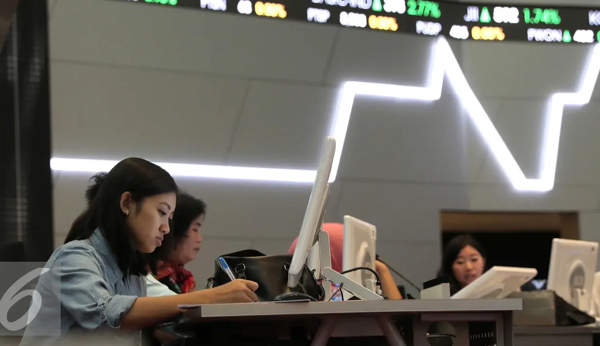 Peserta terlihat serius saat mengikuti cara berinvestasi Mandiri Skuritas di Bursa Efek Jakarta, Selasa (17/11). Mandiri Sekuritas terus mendorong pertumbuhan jumlah investor pasar modal di Indonesia. (Liputan6.com/Angga Yuniar)