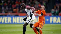 Gelandang Prancis, Paul Pogba, menuai kritik pada laga melawan Belanda (26/3/2016). (EPA/Stanley Gontha)