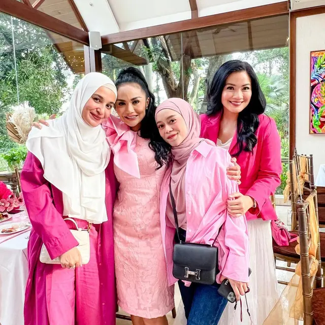 Titi Kamal, Lesti Kejora, Krisdayanti dan Shireen Sungkar di baby shower Aurel (Foto: Instagram/@shireensungkar)