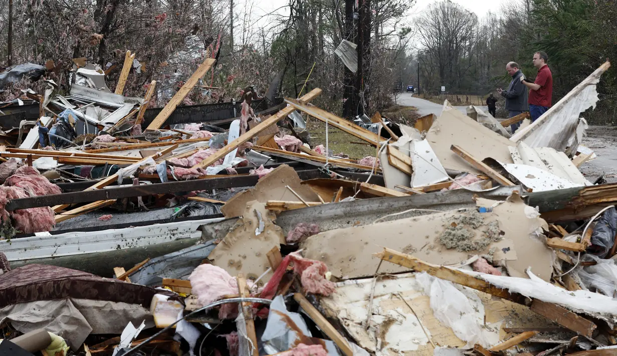 Anggota Layanan Cuaca Nasional mensurvei kerusakandi Flatwood, Alabama (30/11/2022). Badai Tornado melanda daerah tersebut yang mengakibatkan dua orang tewas di komunitas Flatwood di utara kota Montgomer. (AP Photo/Butch Dill)