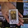 Pramuniaga menunjukkan emas batangan yang dijual di Galeri 24 Pegadaian, Jakarta, Rabu (27/7/2022). Pada perdagangan Rabu (27/7/2022) pukul 15:12 WIB, harga emas dunia di pasar spot berada di US$ 1.722,19 per troy ons. Harga emas menguat tipis 0,30 persen. (Liputan6.com/Angga Yuniar)