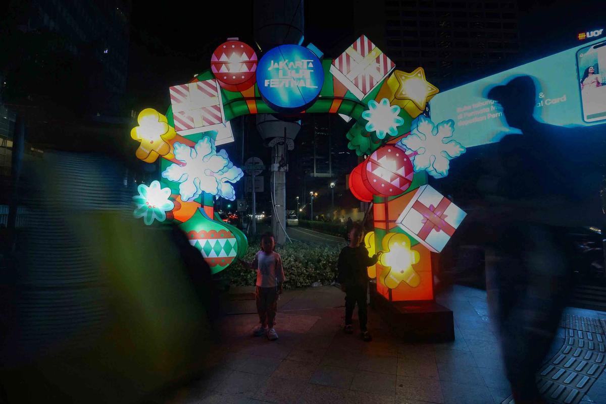 FOTO: Pesona Jakarta Light Festival Hiasi Libur Akhir Tahun