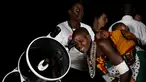 Seorang wanita suku Maasai menggunakan teleskop melihat fenomena supermoon di desa Oloika, Shompole, perbatasan Kenya-Tanzanian border, (14/11). Fenomena ini merupakan bulan paling besar dan terang dalam kurun 70 tahun terakhir. (REUTERS/Thomas Mukoya)