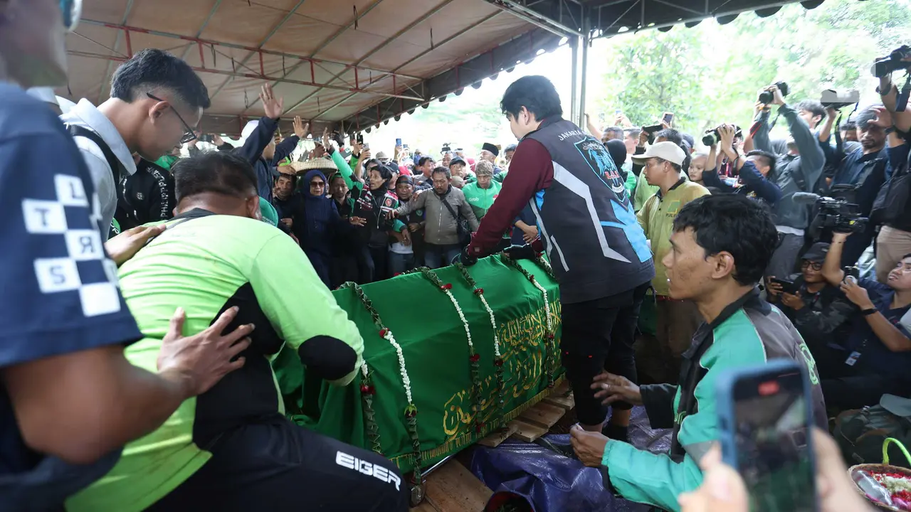 Ribuan Ojol Iringi Pemakaman Affan Kurniawan di TPU Karet Bivak