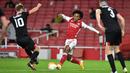 Gelandang Arsenal, Willian, berusaha melewati pemain Dundalk pada laga lanjutan Liga Europa 2020/2021 di Emirates Stadium, Jumat (30/10/2020) dini hari WIB. Arsenal menang 3-0 atas Dundalk. (AFP/Glyn Kirk)