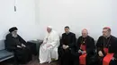 Foto yang dirilis Kantor Grand Ayatollah Ali al-Sistani menunjukkan pertemuan ulama Syiah Ayatollah Ali al-Sistani dengan Paus Fransiskus bersama dengan para pendeta Kristen di Najaf, Irak, Sabtu (6/3/2021). Ayatollah Sistani merupakan pemimpin spiritual dari 21 juta umat Syiah di negaranya. (AP