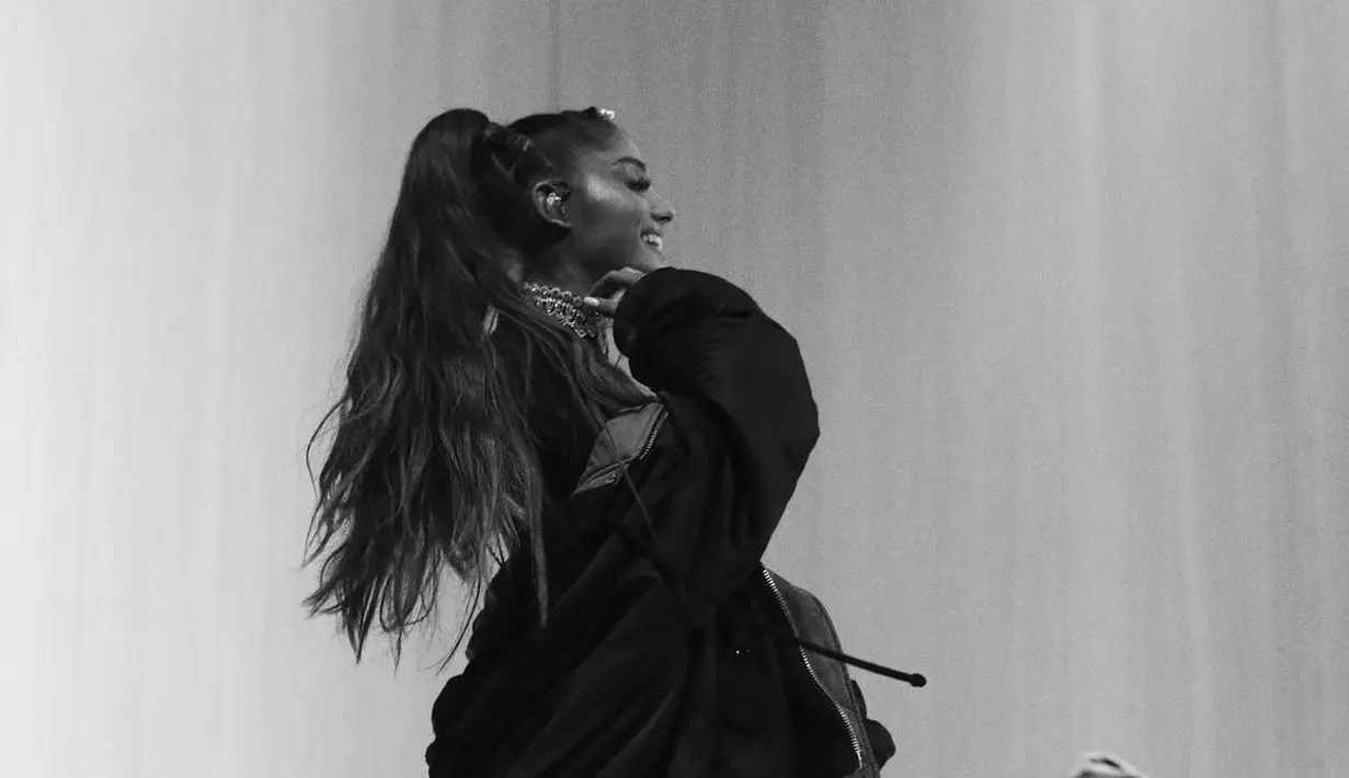 Tentu saja hal itu membuat para penggemar Ariana terutama yang hadir di konser Manchester merasa marah. (instagram/arianagrande)