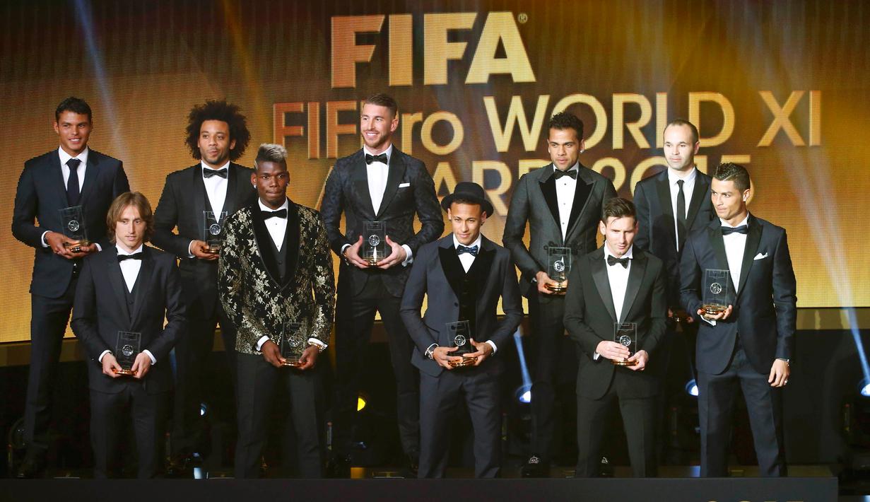Paul Pogba (kedua kiri bawah) foto bersama Pemenang FIFA Ballon d'Or 2015, Lionel Messi (kedua kanan bawah) di Zurich, Swiss, (11/1/2016). (REUTERS/Ruben Sprich)