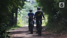 Warga bersepeda di perkampungan di Parigi, Tangerang Selatan, Minggu (24/10/2021). Beresepeda memasukin perkampungan dengan nuansa alam banyak di manfaatkan masyarakat untuk mencari suasana yang asri dan jauh dari keramaian kota. (Liputan6.com/Angga Yuniar)