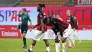 Striker AC Milan, Rafael Leao (kanan) kecewa usai gagal memanfaatkan peluang di mulut gawang Udinese dalam laga lanjutan Liga Italia 2020/21 pekan ke-25 di San Siro Stadium, Rabu (3/3/2021). AC Milan bermain imbang 1-1 dengan Udinese. (AP/Antonio Calanni)