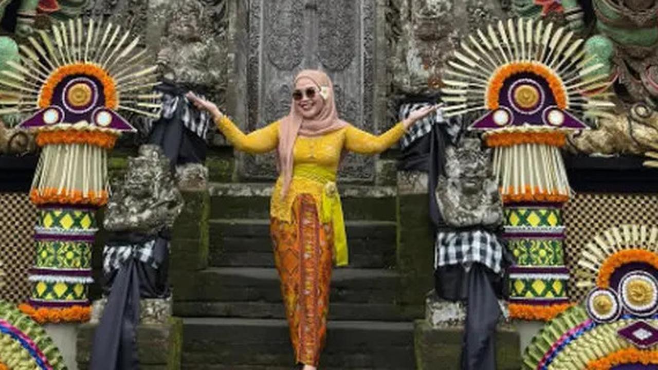 Gaya Liburan Umi Kalsum Ibunda Ayu Ting Ting di Bali, Sandal Jepitnya Bikin Netizen Salfok