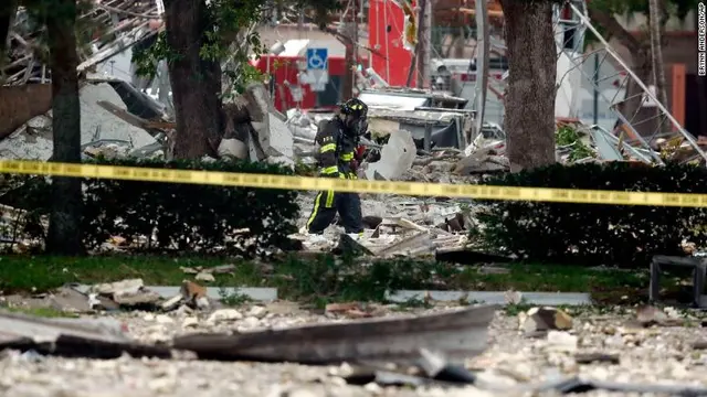 Pemadam kebakaran melintas di lokasi ledakan sebuah mal di Plantation, Florida pada Sabtu 6 Juli 2019 waktu lokal (Brynn Anderson / AP PHOTO)
