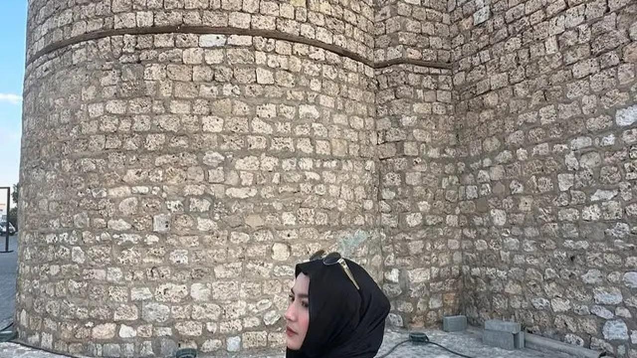 6 Potret Mahalini Pakai Hijab Meleyot di Tanah Suci, Sule Puji Penampilan Menantu