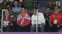 Presiden RI, Joko Widodo (ketiga kiri) bersama Ibu Negara, Iriana Joko Widodo menyaksikan laga final bulutangkis beregu putra Asian Games 2018 antara Indonesia melawan China di Istora Kompleks GBK, Jakarta, Rabu (22/8). (Liputan6.com/Helmi Fithriansyah)