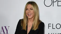 Senyum manis Jennifer Aniston saat menghadiri premiere film " Mothers Day" di TCL Chinese Theatre IMAX di Hollywood, California, USA (14/4). (AFP PHOTO/Kevin Musim Dingin)