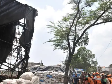 Petugas gabungan membongkar industri pembakaran arang batok di Jalan Inspeksi Cakung Drain, Cilincing, Jakarta, Kamis (19/9/2019). Sebanyak 23 usaha pembakaran arang batok dibongkar menyusul keluhan serta penolakan warga terkait pencemaran udara dan lingkungan. (merdeka.com/Iqbal S Nugroho)