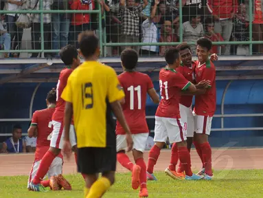 Timnas U-19 Indonesia membekuk Semen Padang U-21 (2-1) pada laga uji coba di Stadion Singaperbangsa, Jawa Barat, (6/3/2015). Timnas U-19 Indonesia melakukan selebrasi usai Daniel Asmuruf membobol gawang Semen Padang U-21. (Liputan6.com/Helmi Fithriansyah)