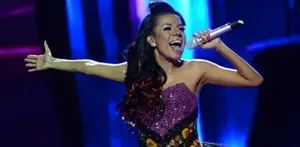 Untuk menjadi penyanyi terkenal, Nowela membutuhkan perjuangan yang besar. Dahulu, Nowela sempat bernyanyi 30 lagu dalam waktu tiga jam dan hanya mendapatkan bayaran sebesar 35 ribu rupiah.