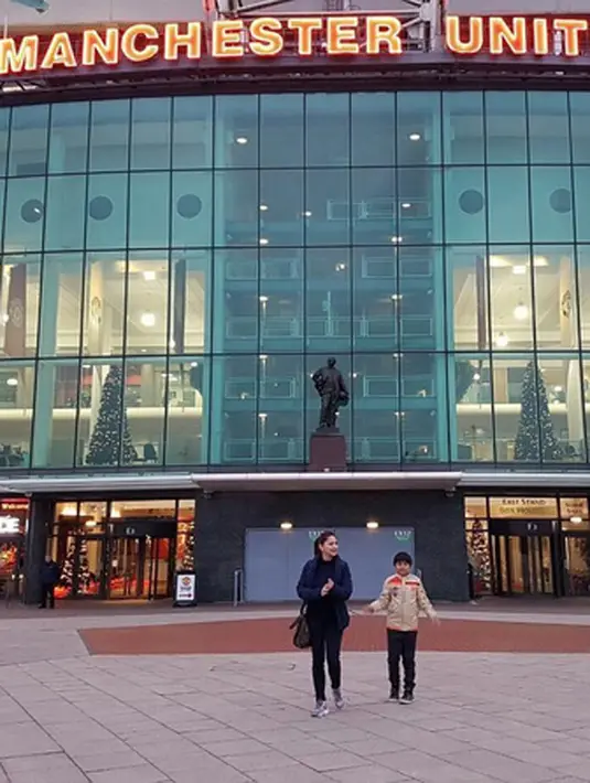 Penampilan berhijab di sinetron itu juga disambut baik oleh sang suaminya. "Suami aku senang banget,” ujar Cut Keke dalam jumpa pers serial Cahaya Cinta, Epicentrum, Jakarta Selatan, kemarin (7/2). (Instagram/cutkeke.xavier)