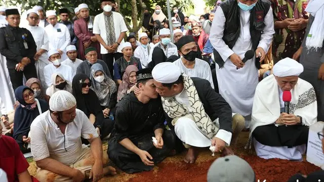 7 Potret Suasana Pemakaman Ameer Azzikra, Tangis Sang Istri Pecah