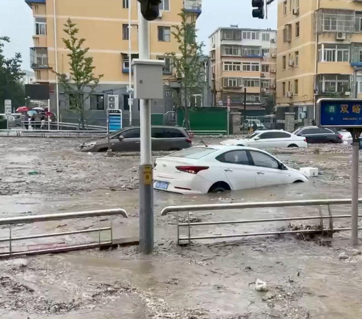 Menurut dinas cuaca Beijing pada (2/8/2023) mengatakan, badai disertai hujan lebat dan banjir yang melanda ibu kota China dalam beberapa hari terakhir ini merupakan yang terberat sejak 140 tahun yang lalu.